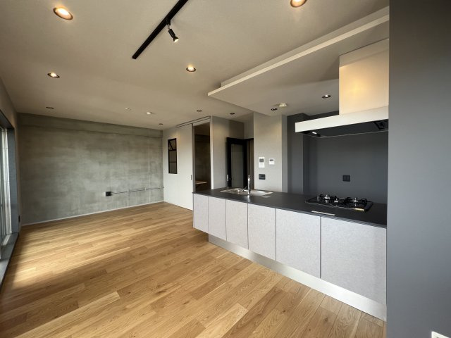 無垢材フローリングに超広ルーバル！【仲町台パークヒルズ7号棟】の居間・リビング