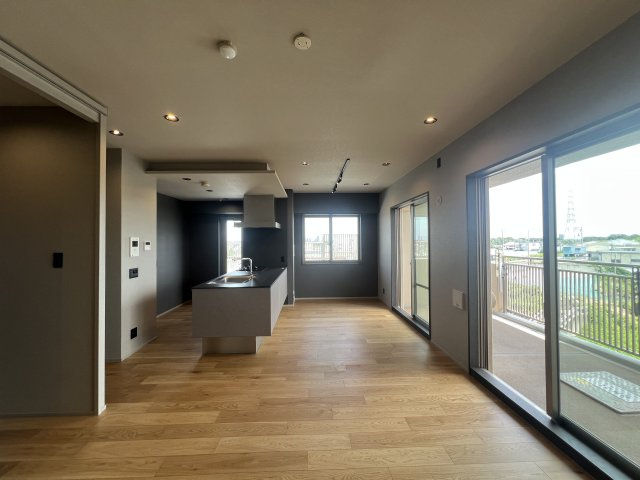 無垢材フローリングに超広ルーバル！【仲町台パークヒルズ7号棟】の居間・リビング