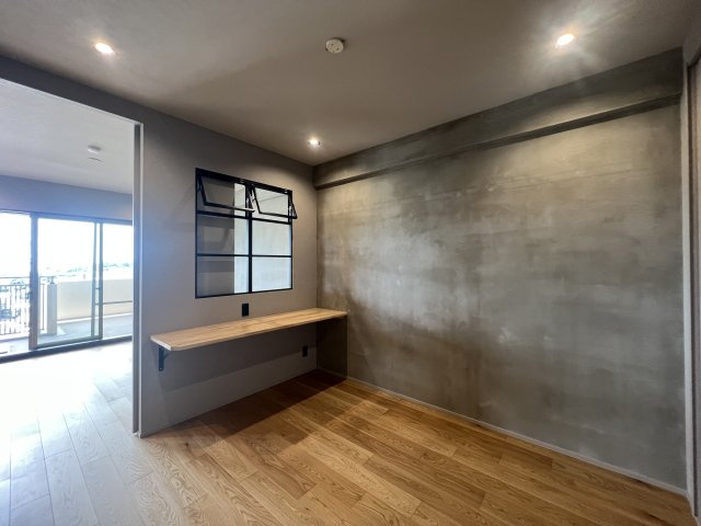 無垢材フローリングに超広ルーバル！【仲町台パークヒルズ7号棟】の洋室|コンパクトで使いやすい洋室です