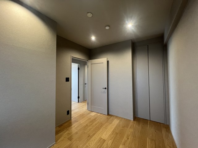 無垢材フローリングに超広ルーバル！【仲町台パークヒルズ7号棟】の洋室|落ち着いた色調の洋室です