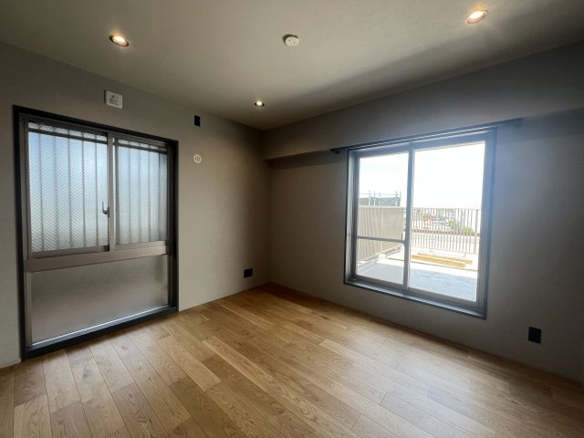 無垢材フローリングに超広ルーバル！【仲町台パークヒルズ7号棟】の洋室|個人の部屋や寝室として使える洋室です