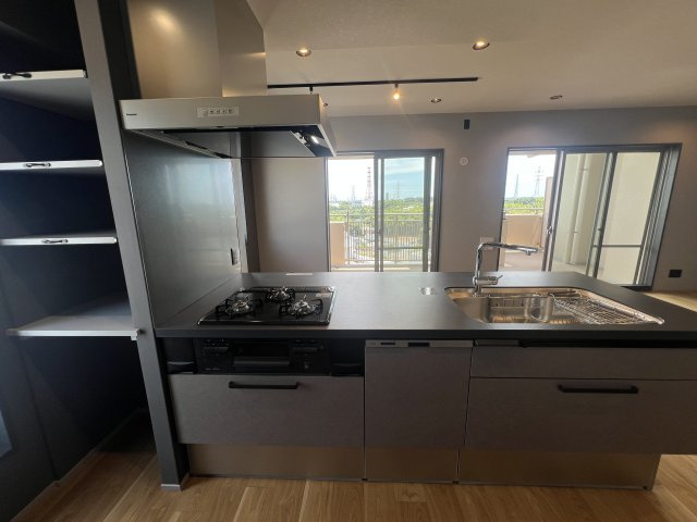無垢材フローリングに超広ルーバル！【仲町台パークヒルズ7号棟】のキッチン|きれいなキッチンです