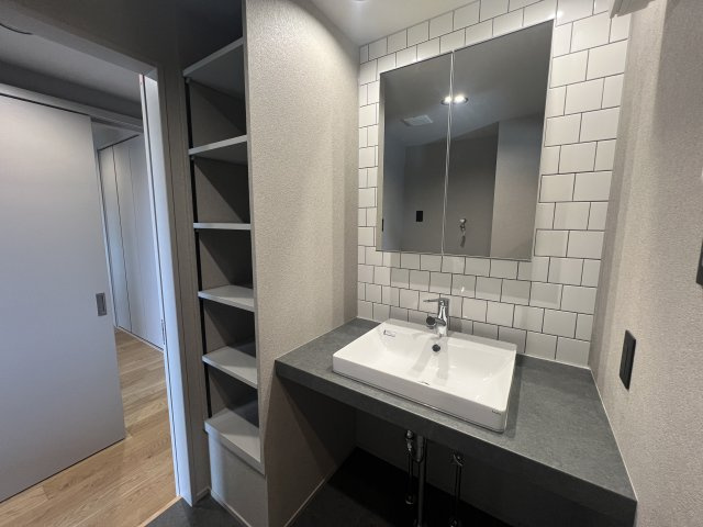 無垢材フローリングに超広ルーバル！【仲町台パークヒルズ7号棟】の洗面所|ゆったりとスペースのある洗面所