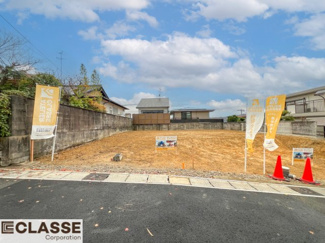 【前面道路含む現地写真】 | 宇治市木幡御蔵山　2区画　I号地　建築条件付き | 参考プラン価格：2540万（別途外構費220万、造成費等）
・建物価格は参考価格になります。
（弊社標準建物30坪で計算した価格です）
・参考プラン延床面積：89.25㎡