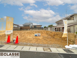 【前面道路含む現地写真】 | 宇治市木幡御蔵山　2区画　J号地　建築条件付き | ・参考プラン価格：2540万（別途外構費220万、造成費等）
・建物価格は参考価格になります。
（弊社標準建物30坪で計算した価格です）
・参考プラン延床面積：82.64㎡