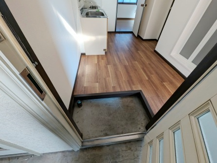 さいたま市桜区西堀８丁目のアパートの玄関