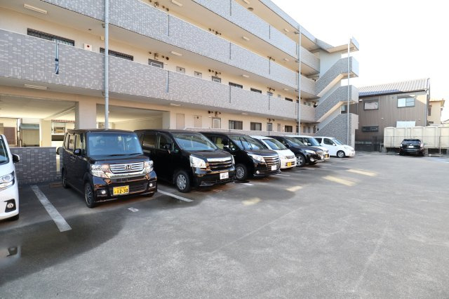 ライフステージ川間の駐車場|駐車場完備です