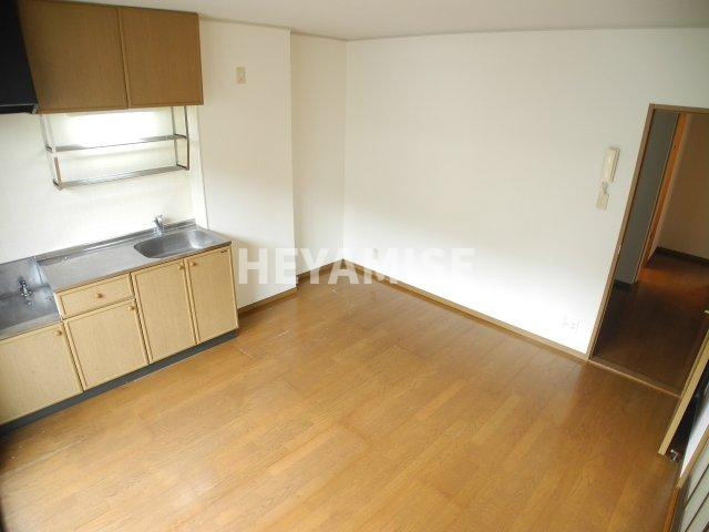 ロイヤルガーデン仲沖Fの居間・リビング