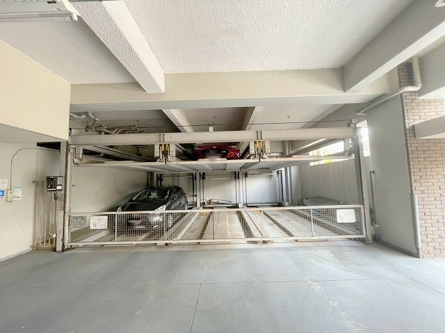 グランシャルマン新大阪の駐車場