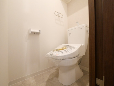 【トイレ】 | ART Tennouji | 落ち着いた色調のトイレです