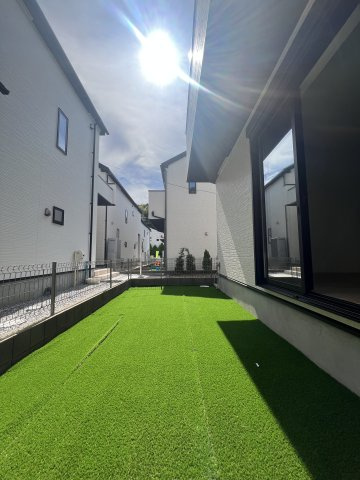 トータルバランス取れた駐車場２台分の幕の内弁当的【青葉区元石川町】新築戸建の庭|お庭も活用できます