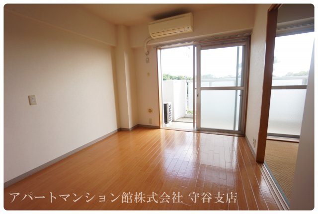 小泉ハイムの居間・リビング