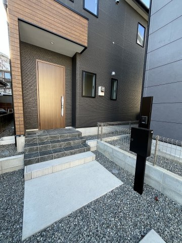 【玄関】 | 福岡市早良区有田5丁目1期　1号棟（全3棟）【仲介手数料無料・0円】 | 現地写真。