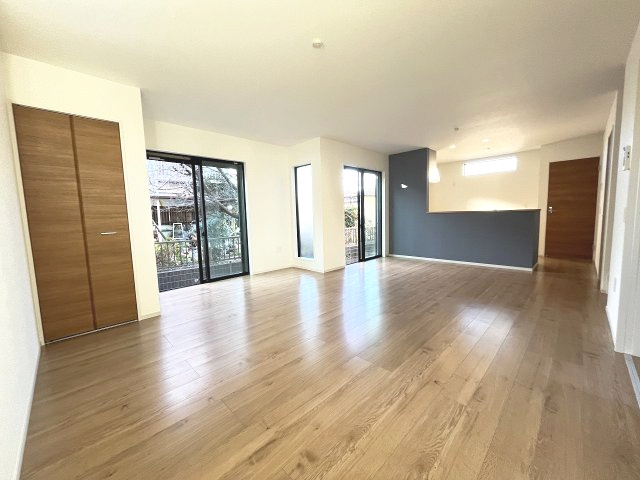 【居間・リビング】 | 福岡市早良区有田5丁目1期　1号棟（全3棟）【仲介手数料無料・0円】 | 現地写真。リビングです。