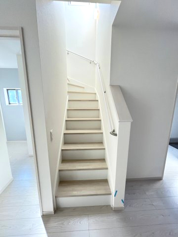 【内装】 | 福岡市早良区干隈5丁目1期　3号棟（全3棟）【仲介手数料無料・0円】 | 現地写真。2階へ上がる階段です。手摺もついて安全ですね。