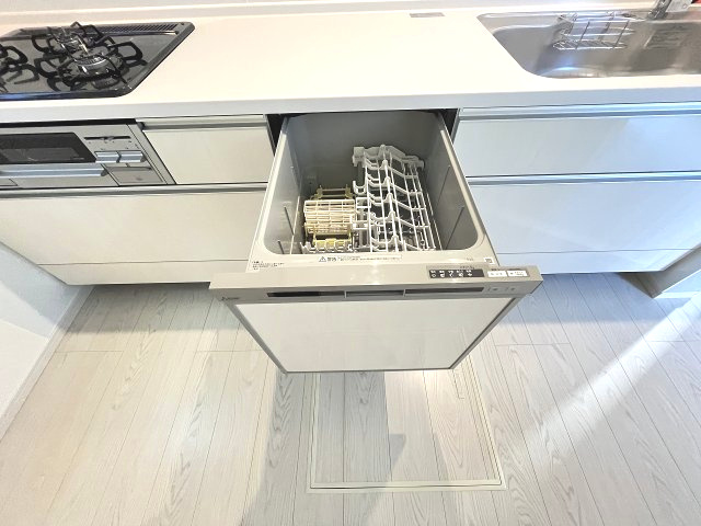 【キッチン】 | 福岡市早良区干隈5丁目1期　3号棟（全3棟）【仲介手数料無料・0円】 | 現地写真。食洗器が付いてます。