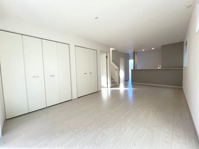 【居間・リビング】 | 福岡市早良区干隈5丁目1期　3号棟（全3棟）【仲介手数料無料・0円】 | 現地写真。リビングです。