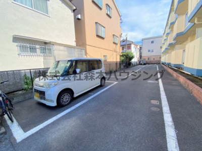 【駐車場】 | 　にしまちハイツ | 駐車場があるので、車を買う予定の方も安心です