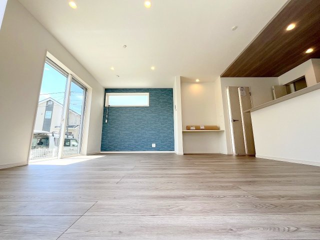 昭島市緑町2　新築分譲　全2棟の居間・リビング|アクセントクロスでオシャレな空間を演出した明るいLDKです！