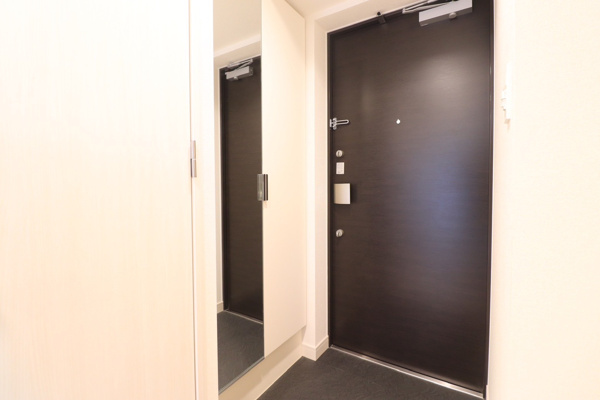 【玄関】 | 【玄関】靴好きには嬉しいたくさん収納できるシューズボックス付きです！※空室時の写真です