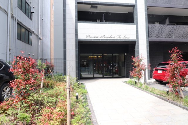 【エントランス】 | 【エントランス】緑の花壇で迎えてくれるエントランス◎