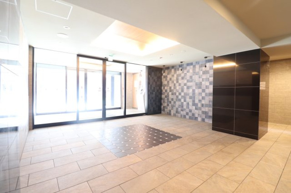 【エントランス】 | 【エントランス】広々として落ち着いた雰囲気のエントランス◎