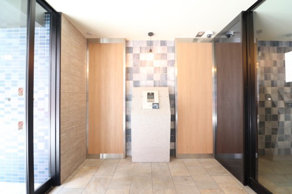 【エントランス】 | 【風除室】オートロックです。強固なセキュリティで安心！