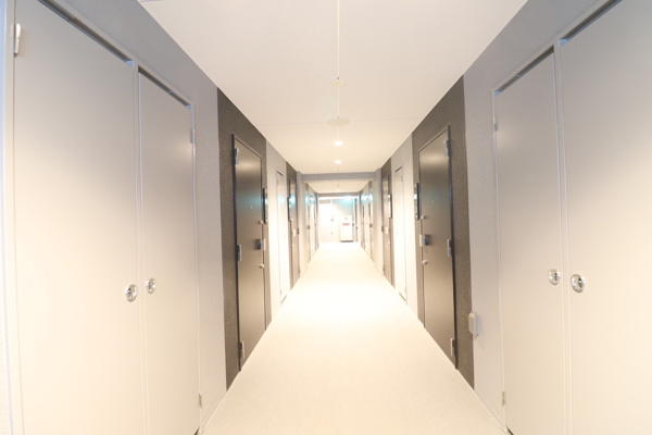 【その他共用部分】 | 【共有廊下】外からの視線が届かない、安心の内廊下設計！天候にも左右されず快適です。
