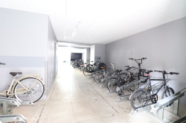 【駐輪場】 | 【駐輪場】ゆとりある自転車置き場です。愛車が雨風にさらされず、安心です。