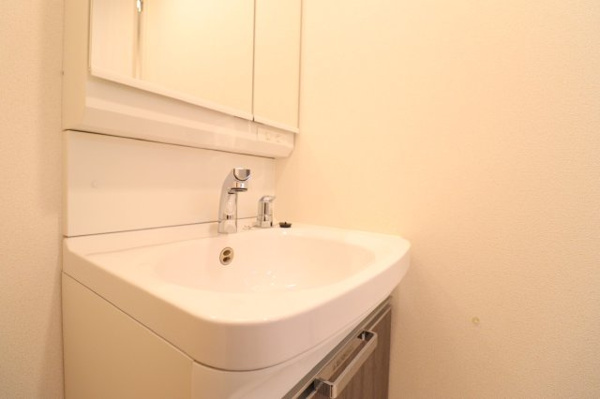 【独立洗面台】 | 【独立洗面台】三面鏡裏収納や、下部にも収納スペースありで洗面台を綺麗に保てます☆※空室時の写真です