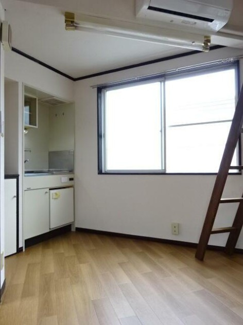 ペアーパレス鶴瀬の洋室