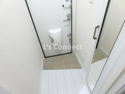 【玄関】 | ＡＬＩＶＩＯ幸町Ⅱ | 背の高い下駄箱には鏡付きで身だしなみチェック。