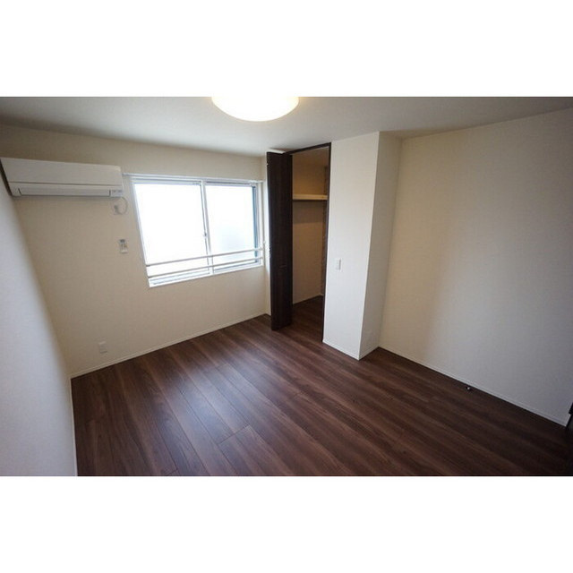 岐阜市旦島中２丁目のアパートの居間・リビング