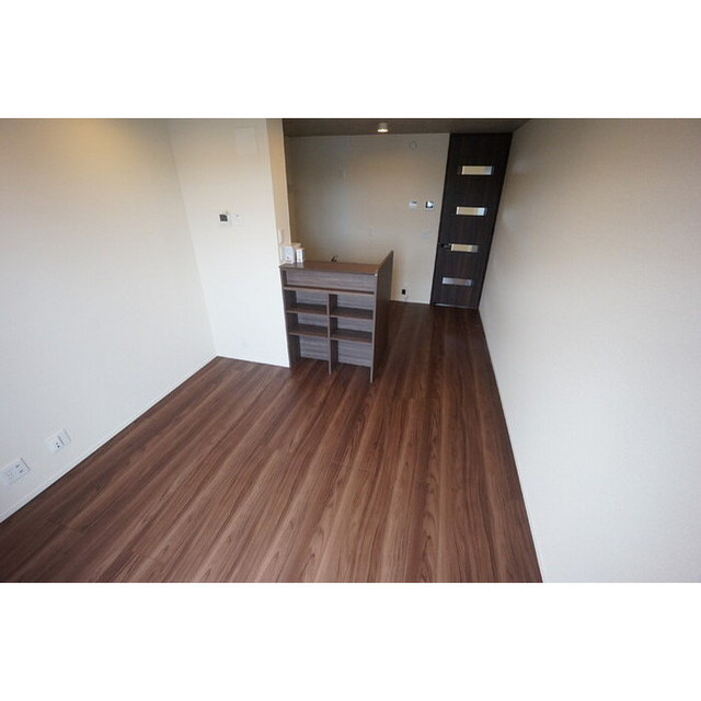 岐阜市旦島中２丁目のアパートの居間・リビング