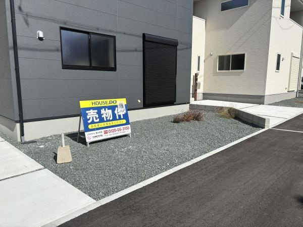 豊川市国府町豊成58期　全3棟・2号棟の庭|ウッドデッキやBBQ。想像が膨らむお庭