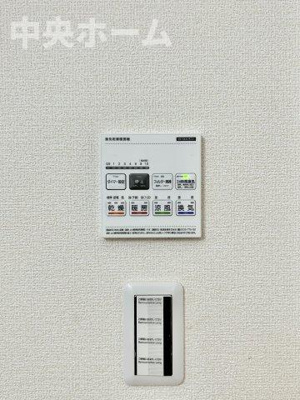 【冷暖房・空調設備】 | 江戸川区江戸川1丁目新築分譲住宅 | 【浴室乾燥機】暖房・冷風・換気・乾燥が可能です。毎日を快適に過ごせるうれしい機能が揃っています。雨の日の洗濯物も安心です。