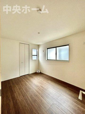 【寝室】 | 江戸川区江戸川1丁目新築分譲住宅 | 【寝室】心と体をゆったりと安らげる主寝室。寝室のゆとりが大きい分だけ、暮らしの安らぎは深まります。一日の疲れを癒すだけでなく、ご夫婦の親密な語らいを紡ぎ出します