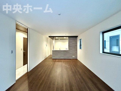 【キッチン】 | 江戸川区江戸川1丁目新築分譲住宅 | 視界に広がりを生むオープンなキッチン。料理や片付けをしながら、家族との会話を楽しんだり、リビングで遊ぶ子どもを見守れます。ご見学時には家具の配置などもイメージしながらぜひご覧になって見て下さい。