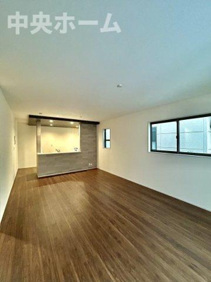 【ダイニング】 | 江戸川区江戸川1丁目新築分譲住宅 | 【ダイニング】忙しい朝でも、しっかり家族が揃って食事をして頂けるゆとりある大きさのダイニングスペース。奥様が作る手料理をカウンター越しに受けとって頂き、テーブルで囲む素敵な時間を存分に愉しんで下さい。