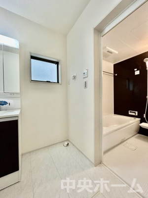 【ランドリースペース】 | 江戸川区江戸川1丁目新築分譲住宅 | 【ランドリースペース】担当者がスケールを持ち歩いておりますので、ご見学時には現在お使いの洗濯機などがきちんと収まるかなどもチェックして下さい。見学前に測っておくと非常に便利だと思います。