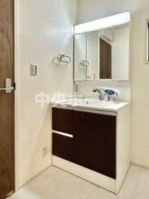 【独立洗面台】 | 江戸川区江戸川1丁目新築分譲住宅 | 【洗面化粧台】洗面化粧台には三面鏡を採用。身だしなみを整えやすい事はもちろんですが、鏡の後ろに収納スペースを設ける事により、散らかりやすい洗面スペースをすっきりさせる事が出来るのも嬉しいですね