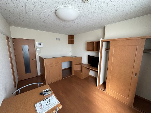 レオパレススミレの内装|ベッド下収納