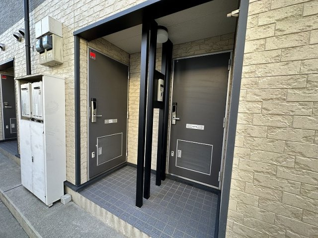 レオパレス陽菜ハイツの玄関