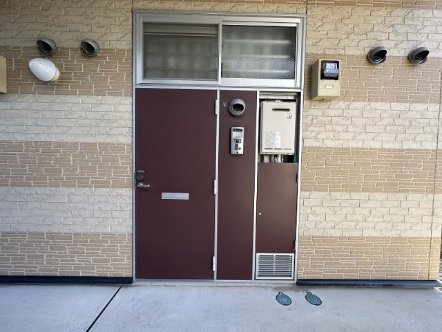 レオパレスイチサトの玄関|階段