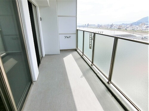 アルファライフ観音のバルコニー|太田川放水路を望むバルコニー　※2020年8月撮影