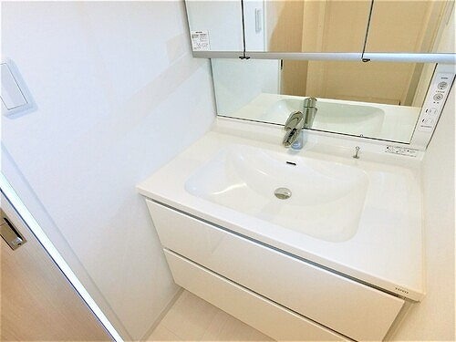 アルファライフ観音の洗面所|三面鏡付き洗面化粧台　※2020年8月撮影