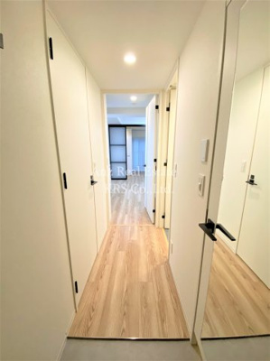 【玄関】 | クロスレジデンス阿波座 | 玄関には姿見鏡があり、お出かけ前のチェックに最適です！