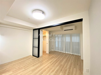 【居間・リビング】 | クロスレジデンス阿波座 | 8帖のLDK♪洋室との間切を開けると約12帖もあります！