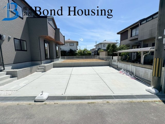 東西両面道路・敷地広々61坪・小束山　限定１棟の駐車場