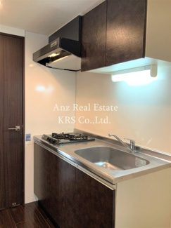 【キッチン】 | S-RESIDENCE淀屋橋 | 2口ガスキッチンで楽しくお料理♪上部に棚があって便利です♪